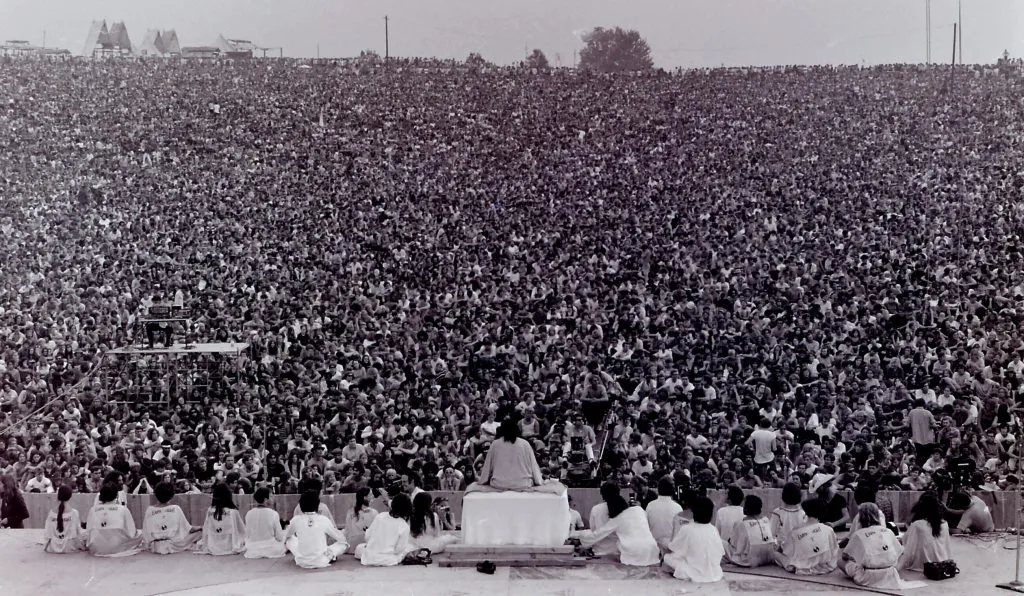 {{Information |Description={{en|1=Opening ceremony at Woodstock}} |Source=my own collection |Author=Mark Goff |Date=8/14/69 |Permission= |other_versions= }}