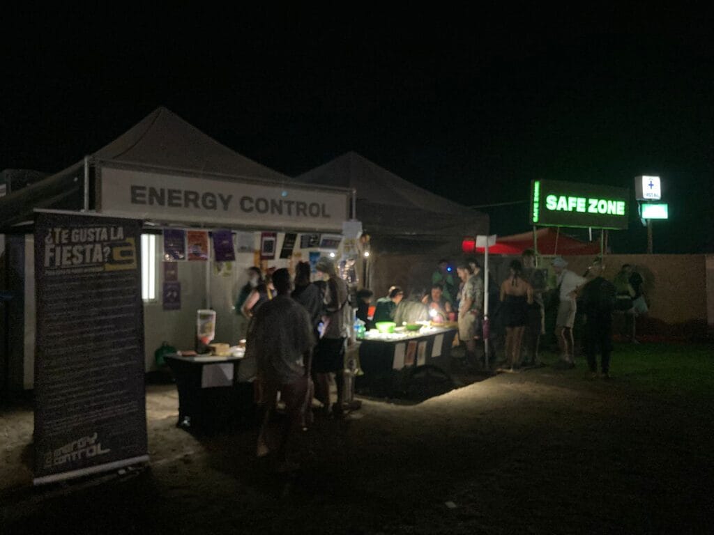 Estand de Energy Control en festival de noche.